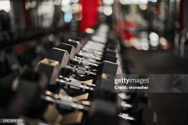 mancuernas en un estante en un gimnasio. - exercise equipment fotografías e imágenes de stock