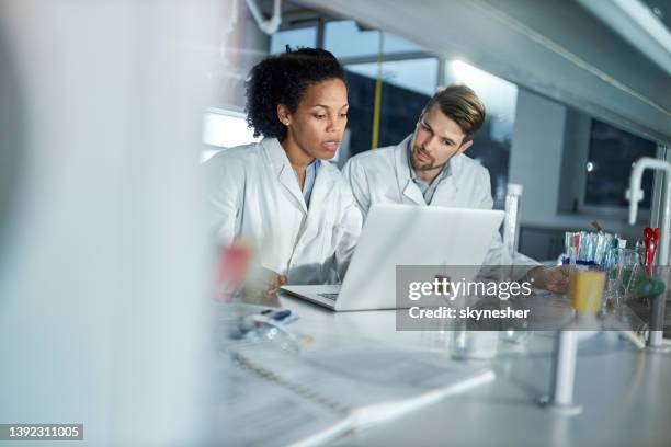 studenten der naturwissenschaften arbeiten am laptop im labor. - life sciences stock-fotos und bilder