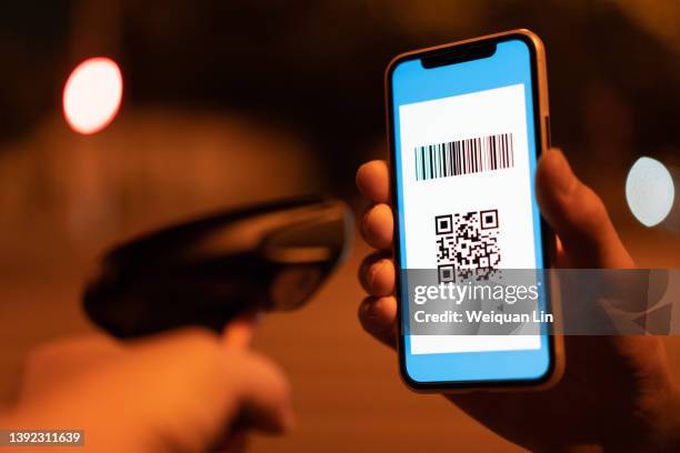 Credit Card Scanner Screen Photos and Premium High Res Pictures - Getty ...