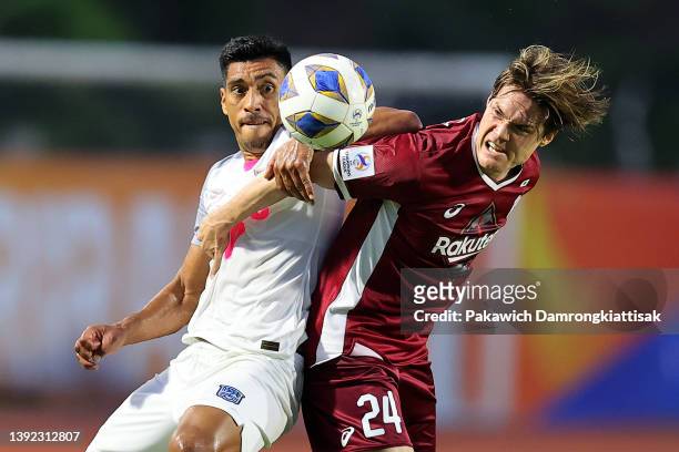 Cleiton of Kitchee SC competes for the ball against Gotoku Sakai of Vissel Kobe during the first half of the AFC Champions League Group J match at...