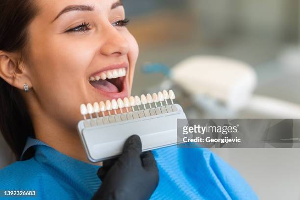 歯科用ベニヤの色合いの選択 - 歯科衛生 ストックフォトと画像