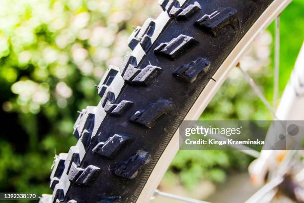 bicycle wheel - bicycle tire stockfoto's en -beelden