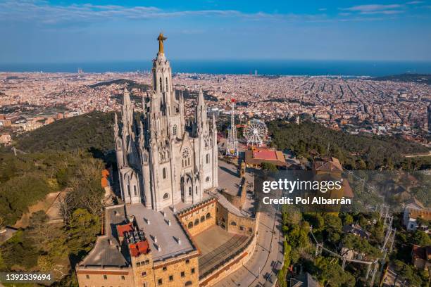 view of the expiatory church of the sacred heart of jesus (templo expiatorio del sagrado corazón) on mount tibidabo near barcelona during a sunny day - sagrat cor stockfoto's en -beelden