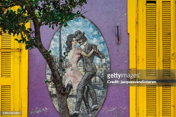 colourful facade in the very colourful quarter la boca in buenos aires, argentina, south america - tango stockfoto's en -beelden