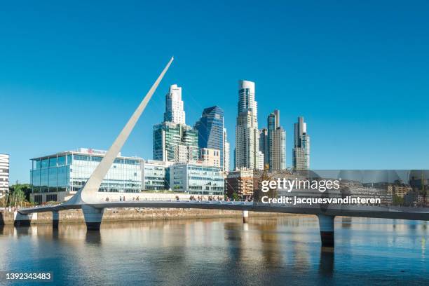 die neue stadtentwicklung von puerto madero in der nähe des stadtzentrums von buenos aires, argentinien, südamerika - puerto madero stock-fotos und bilder