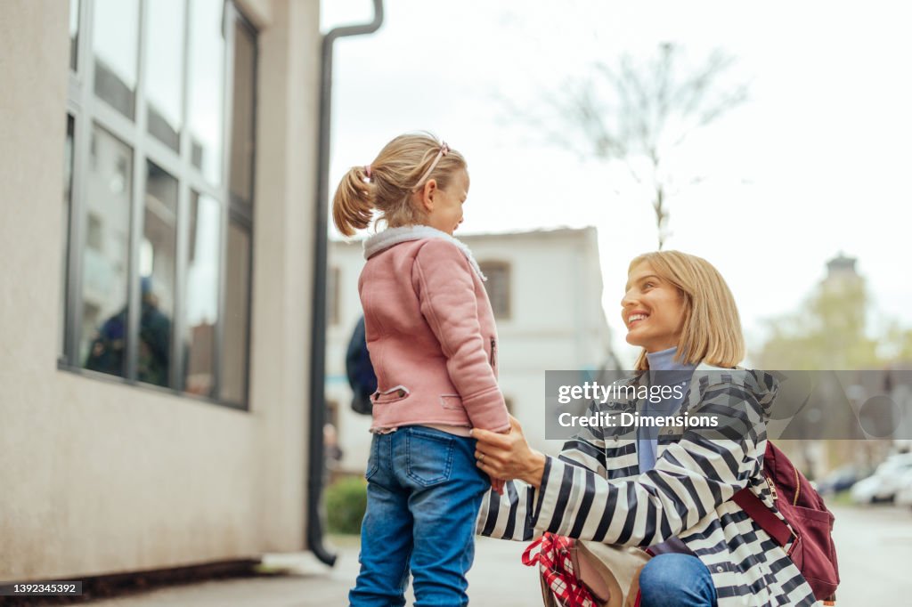 Mädchen und Mutter haben Spaß auf dem Weg zur Schule