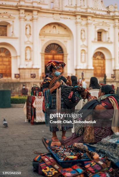 mulher vendendo artesanato em frente à catedral em san cristobal de las casas durante a pandemia covid-19 - san cristobal - fotografias e filmes do acervo