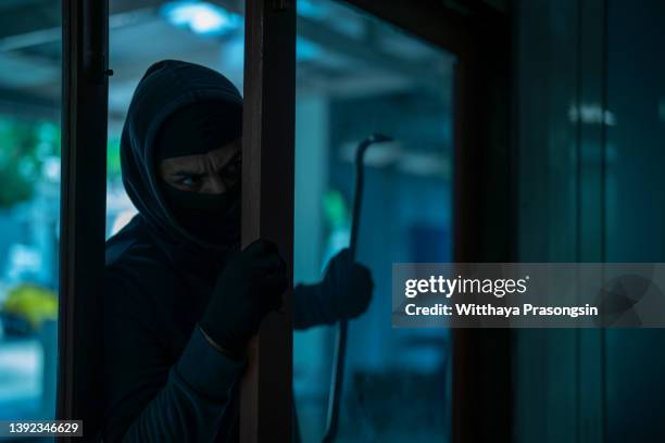 burglar breaking into house - cambrioleur photos et images de collection