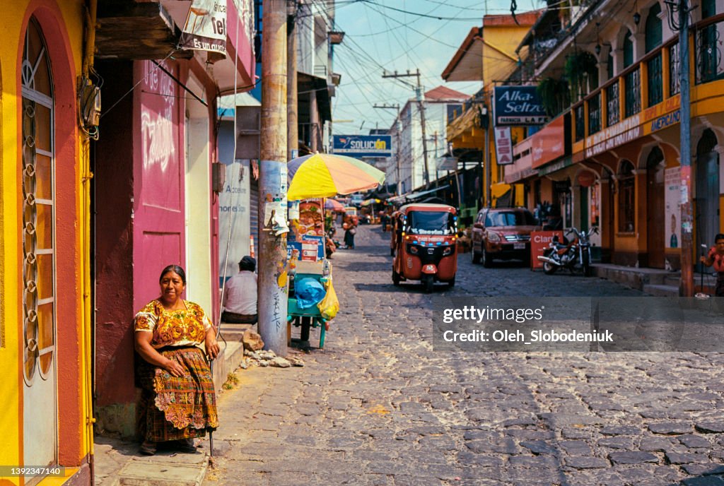 Donna seduta vicino a casa sua a San Pedro, Guatemala