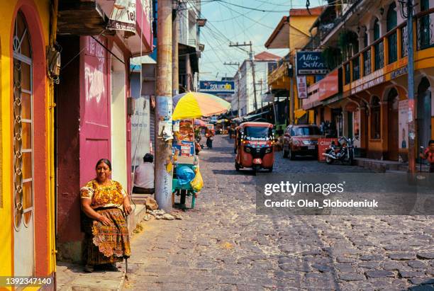 donna seduta vicino a casa sua a san pedro, guatemala - guatemala foto e immagini stock