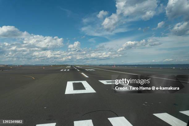 tokyo haneda international airport in tokyo of japan - tokyo international airport stockfoto's en -beelden