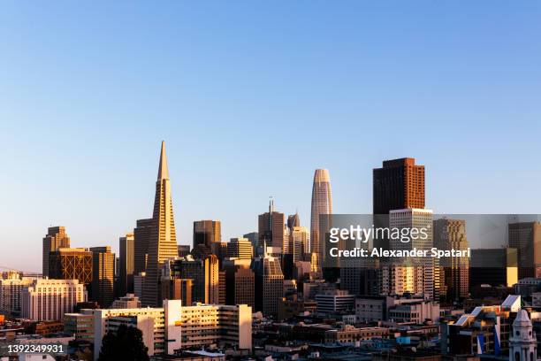 san francisco financial district skyline at sunset, california, usa - san francisco california stock-fotos und bilder