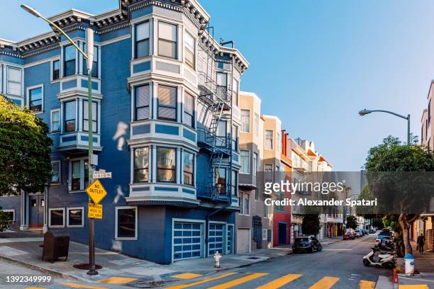 residential street with victorian style apartment buildings on a sunny day, san francisco, california, usa - san francisco california foto e immagini stock