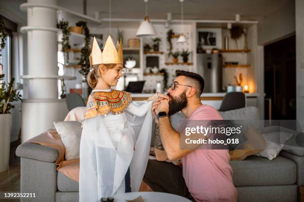 padre está jugando con su princesa en casa - princesa fotografías e imágenes de stock