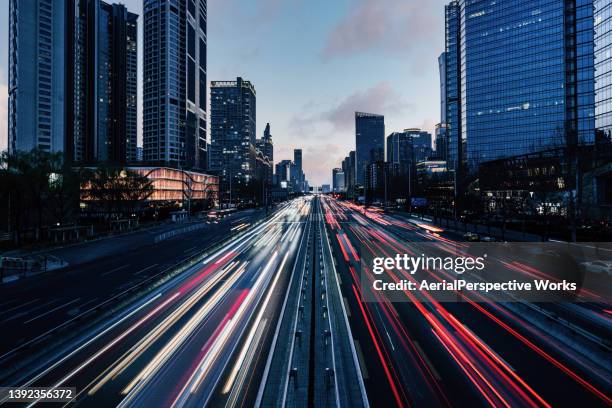 traffico intenso, traffico che si muove in entrambe le direzioni al crepuscolo - esposizione lunga foto e immagini stock