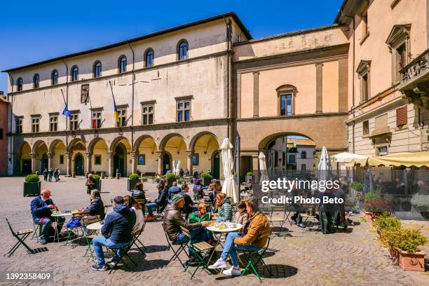 customers and tourists enjoy life in piazza del plebiscito in the medieval heart of viterbo - provinsen viterbo bildbanksfoton och bilder