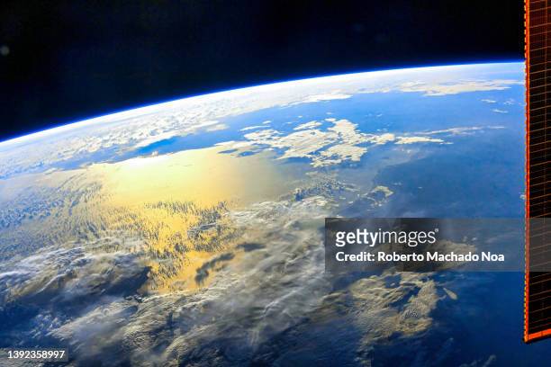 sunlight reflection over planet earth - satellite view fotografías e imágenes de stock