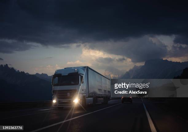高速道路を走るトラック - alex pix ストックフォトと画像