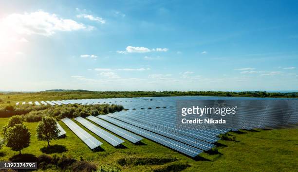 田園風景の太陽電池エネルギーファーム - 工業設備 ストックフォトと画像