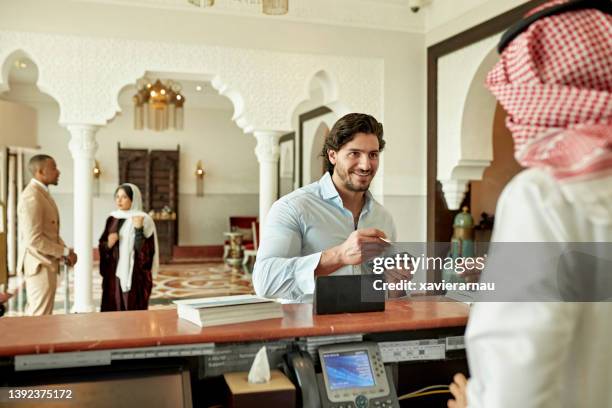 männlicher gast, der vom luxushotel in riad auscheckt - checking in at hotel stock-fotos und bilder