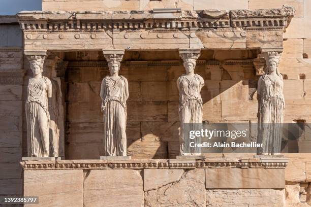 erechthéion cariatides - cariátide fotografías e imágenes de stock