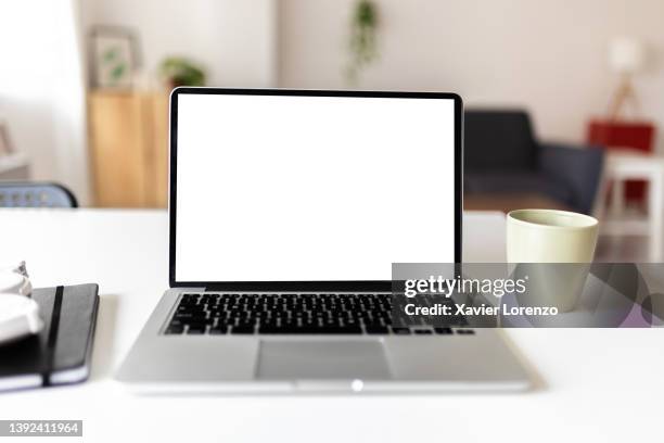 blank screen laptop computer on table at home - laptop screen photos et images de collection