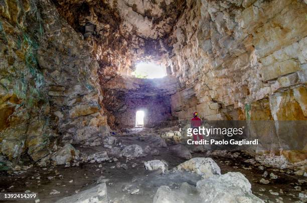 オストゥーニのサンタンジェロ洞窟 - geologist ストックフォトと画像