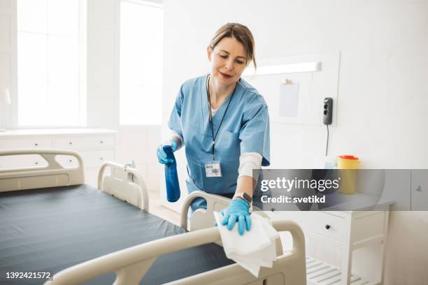 krankenschwester reinigung der krankenhausstation. - reinigen stock-fotos und bilder