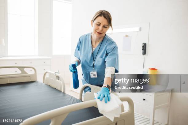 infermiera che pulisce il reparto ospedaliero. - disinfettare foto e immagini stock
