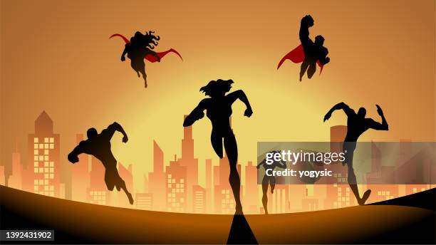 ilustraciones, imágenes clip art, dibujos animados e iconos de stock de equipo vectorial de superhéroes corriendo en el horizonte de la ciudad ilustración de fondo de stock - superhéroe