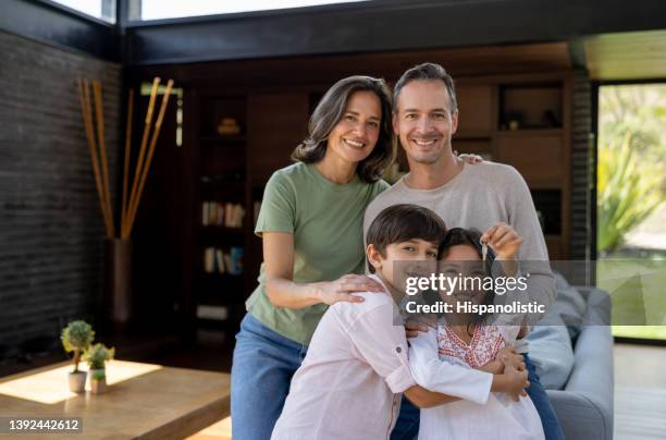 família feliz segurando as chaves de sua nova casa - house keys - fotografias e filmes do acervo