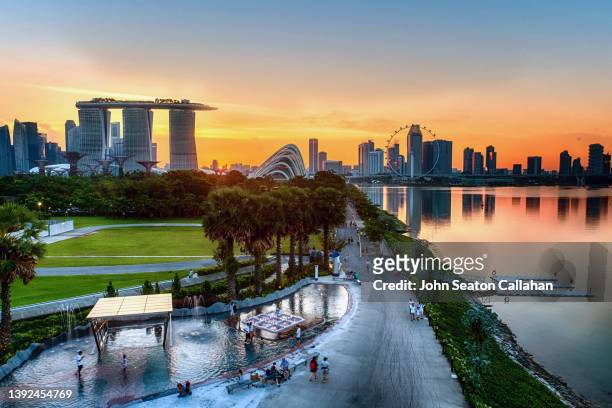 singapore, sunset at marina bay - bahía de marina singapur fotografías e imágenes de stock
