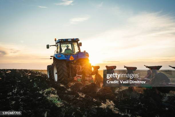 farmer in tractor preparing land with seedbed cultivator - boer-agrarisch-beroep stockfoto's en -beelden