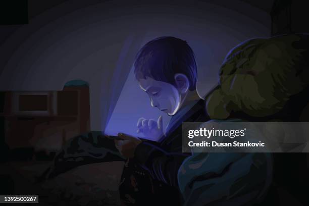 ilustraciones, imágenes clip art, dibujos animados e iconos de stock de el niño juega juegos por la noche - chico movil