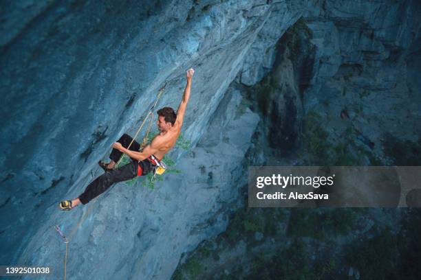 strong mountain climber - free climbing stock pictures, royalty-free photos & images