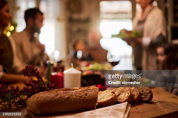 fette di pane sul tavolo da pranzo. - persona in secondo piano foto e immagini stock