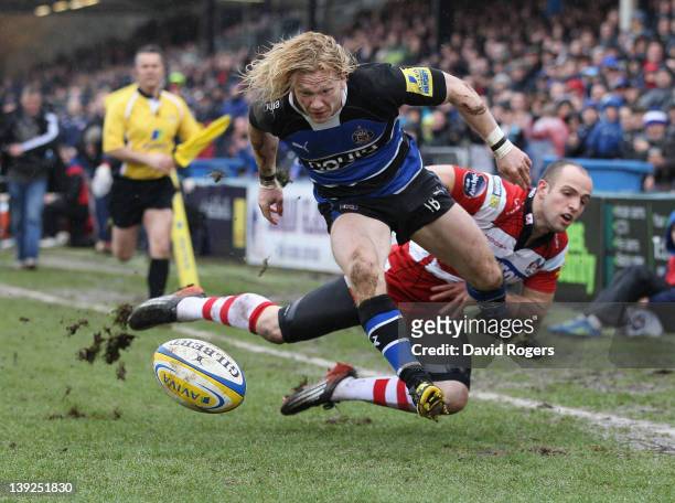 Tom Biggs of Bath holds off Charlie Sharples to score the first try during the Aviva Premiership match between Bath and Gloucester at the Recreation...