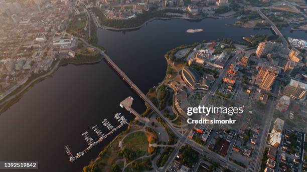 オタワ川沿いのガティノーとオタワの街の眺め - gatineau ストックフォトと画像