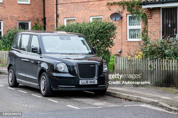 geparktes elektrisches taxi in camden, london - london taxi stock-fotos und bilder