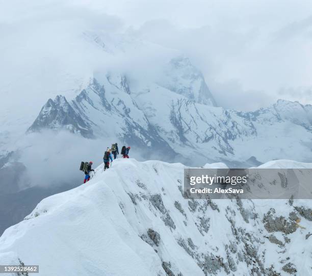 mountaineering adventure - people climbing walking mountain group stock pictures, royalty-free photos & images