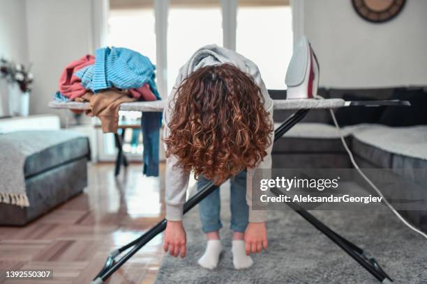 femmina che fa un pisolino per stanchezza mentre stira i vestiti - ferro da stiro foto e immagini stock