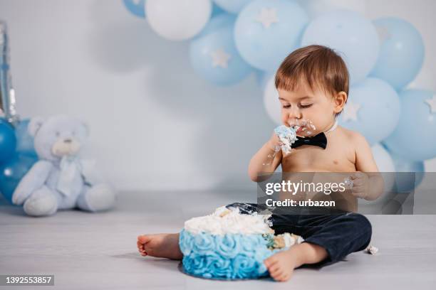 child birthday party - cake smashing stock pictures, royalty-free photos & images