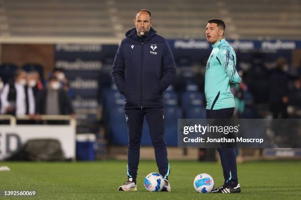 Igor Tudor Head coach of Hellas Verona and Technical collaborator Salvatore Bocchetti look on during the warm up prior to the Serie A match between...