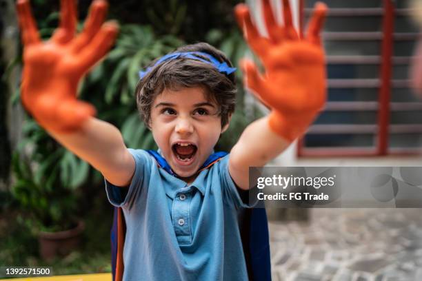 happy cute boy showing hands with paint - alleen jongens stockfoto's en -beelden