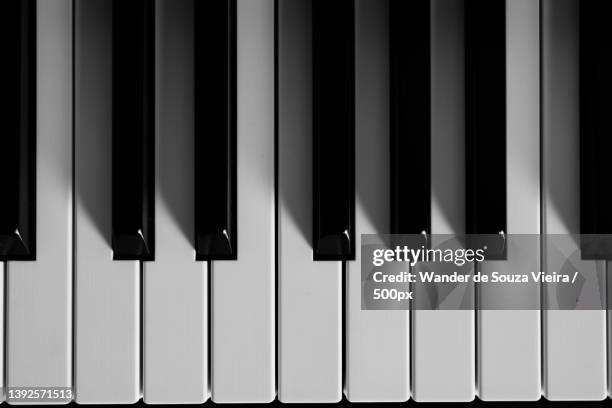 piano up,high angle view of piano keys,distrito federal,brazil - tasteninstrument stock-fotos und bilder