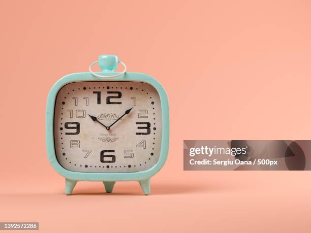 blue clock on pink background 3 d illustration - cronógrafo imagens e fotografias de stock