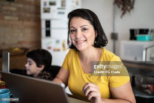 自宅でラップトップを使用して成熟した女性の肖像画 - generation x ストックフォトと画像