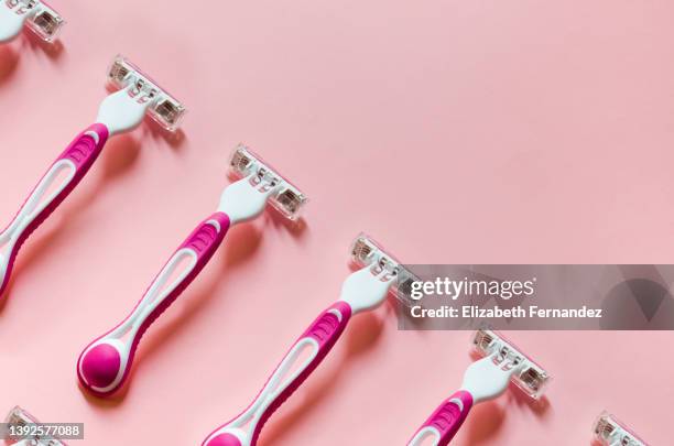 seamless pattern of disposable razor on pink background. copy space on image - scheermes stockfoto's en -beelden