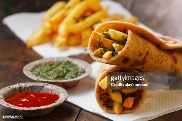 kartoffelpommes kathi roll - parantha stock-fotos und bilder