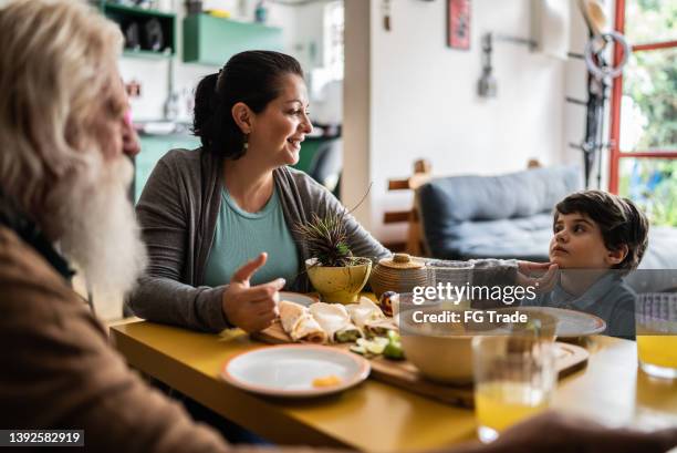 family eating mexican food at home - reunion familia stock pictures, royalty-free photos & images